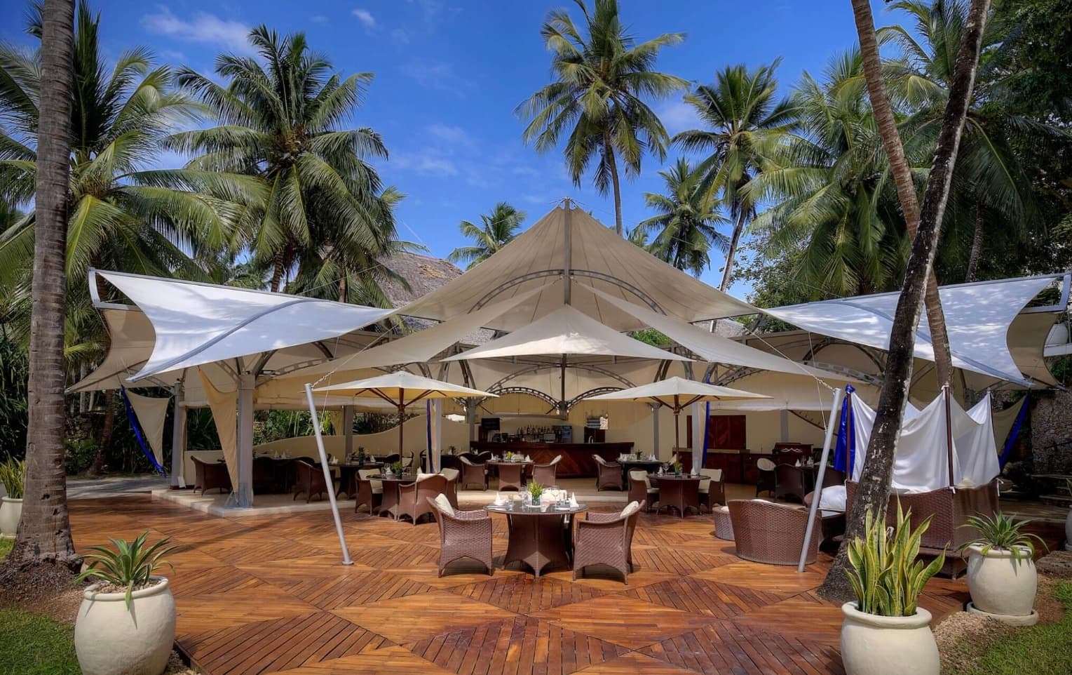 Sails Beach Bar & Restaurant